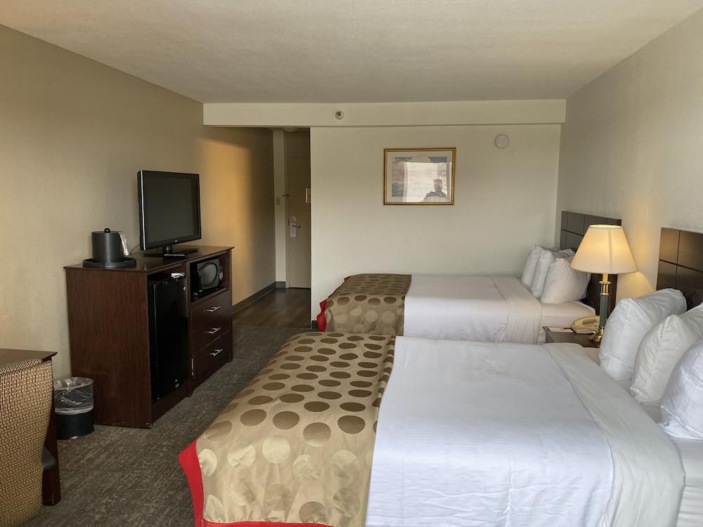 Hotel Ramada By Wyndham Albuquerque Midtown Exterior foto