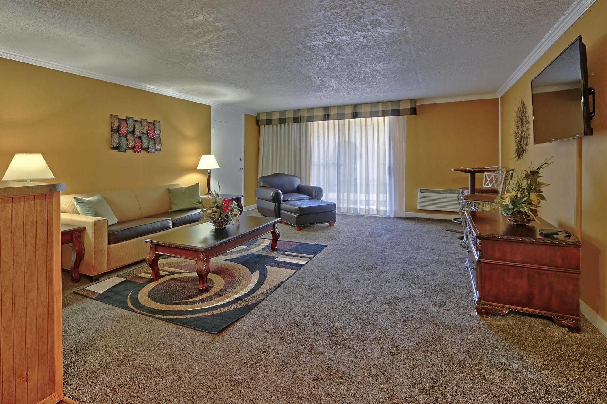 Hotel Ramada By Wyndham Albuquerque Midtown Exterior foto